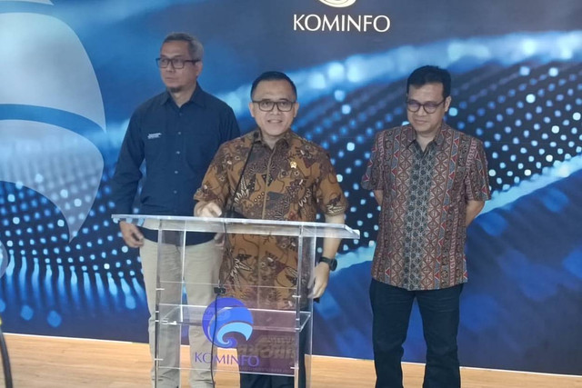 MenPAN RB, Azwar Anas, Wamen Kominfo, Nezar Patria dan Dirjen Informasi dan Komunikasi Publik Kemkominfo, Usman Kansong saat konferensi pers di Press Room Kemenkominfo, Jakarta Pusat, Rabu (17/4/2024) Foto: Fadlan Nuril Fahmi/kumparan