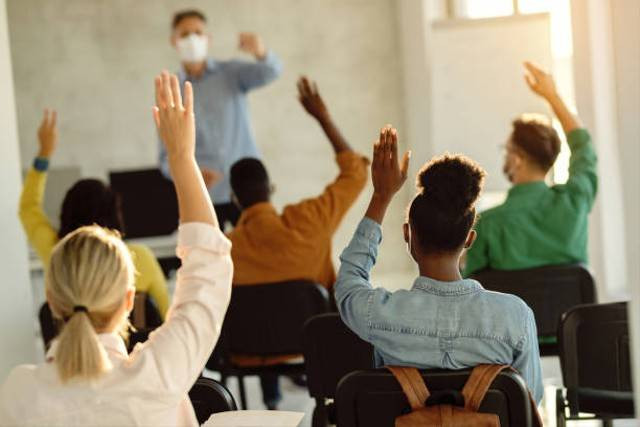 Ilustrasi perkuliahan di kelas. Viral di media sosial isu adanya 'joki kuliah' di Pasca Sarjana Fisip Untan. Foto: Dok, Pixabay