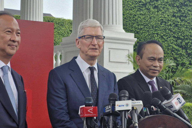 CEO Apple Tim Cook bersama Menperin Agus Gumiwang dan Menkominfo Budi Arie usai pertemuan dengan Presiden Jokowi, Rabu (17/4/2024) Foto: Nadia Riso/kumparan
