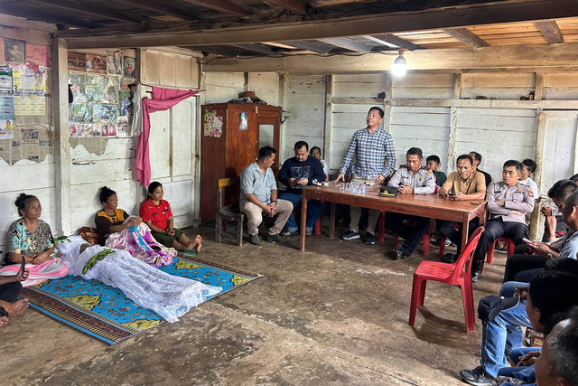 Polisi melayat ke rumah duka siswa SMK di Nias, Yaredi Nduru, yang tewas diduga dipukul Kepsek Foto: Dok. Polres Nias Selatan