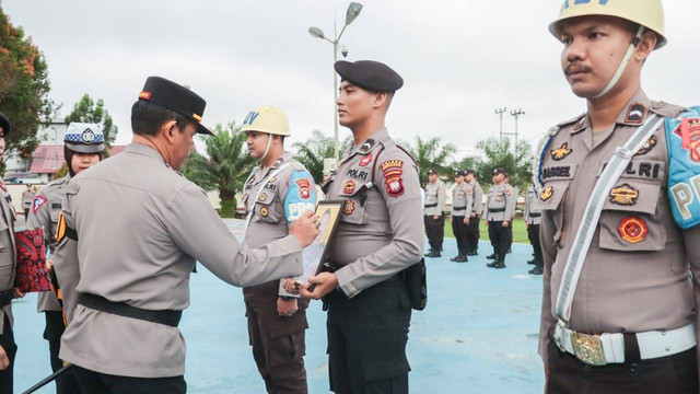 Kapolres Sekadau mencoret foto anggota Polres Sekadau yang diberhentikan dengan tidak hormat. Foto: Dok. Polres Sekadau