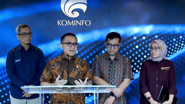 Menteri PAN-RB Azwar Anas dalam konferensi pers di Kantor Kementerian Kominfo, Rabu (17/4/2024) Foto: Ave Airiza Gunanto/kumparan