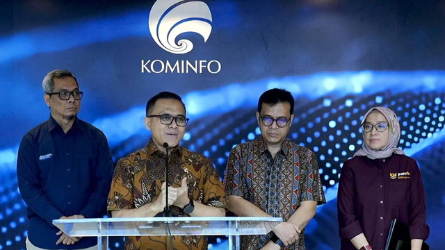 Menteri PAN-RB Azwar Anas dalam konferensi pers di Kantor Kementerian Kominfo, Rabu (17/4/2024) Foto: Ave Airiza Gunanto/kumparan