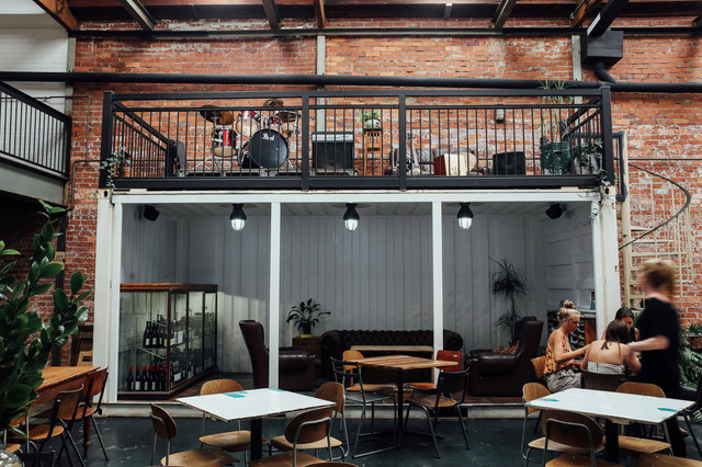 Cafe di Senopati yang ada live music, foto hanya ilustrasi, bukan tempat sebenarnya: Pexels/Rachel Claire