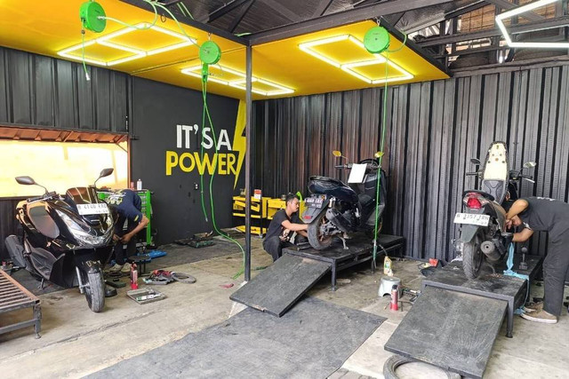 Suasana bengkel Art'nSpeed di kawasan GDC, Depok, Jawa Barat, Sabtu (23/3/2024). Foto: Fitra Andrianto/kumparan