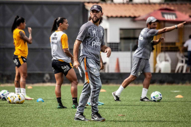 Kleiton Lima, pelatih Santos FC Wanita Brasil. Foto: Dok santosfc.com