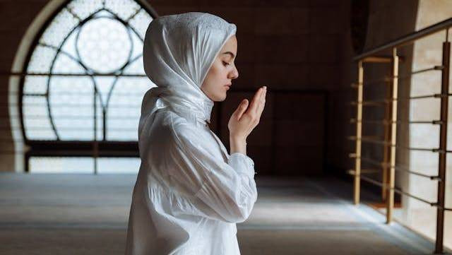 Ilustrasi membaca Allahumma sholli ala sayyidina Muhammad wa ala ali sayyidina Muhammad. Foto: Pexels/Thirdman