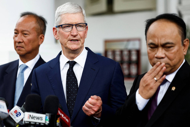 CEO Apple Tim Cook memberikan keterangan pers usai bertemu Presiden Jokowi di Kompleks Istana Kepresidenan, Jakarta, Rabu (17/4/2024). Foto: Willy Kurniawan/REUTERS