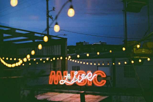 Cafe Live Music Jakarta Selatan. Foto hanya sebagai ilustrasi, bukan tempat sebenarnya. Sumber: Unsplash/Nikola Đuza.