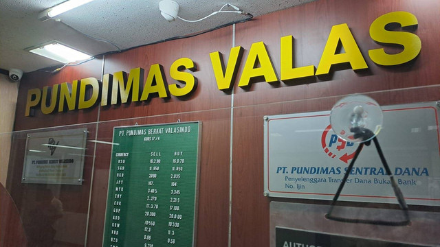 Pundimas Money Changer di Plaza Sentral, Jakarta Selatan.  Foto: Ghifari/Kumparan