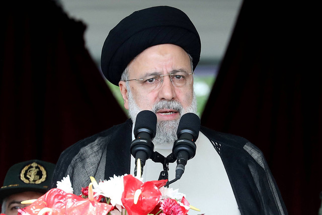 Presiden Iran Ebrahim Raisi menghadiri parade militer bersama para pejabat tinggi dan komandan dalam upacara memperingati hari militer tahunan negara itu di Teheran, Iran, Rabu (17/4/2024). Foto: Atta Kenare/AFP