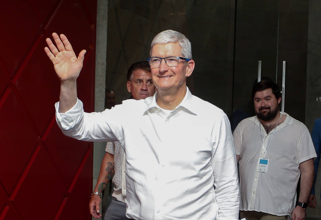CEO Apple, Tim Cook melambaikan tangan setibanya di Apple Developer Academy di Green Office Park, BSD, Kabupaten Tangerang, Banten, Rabu (17/4/2024). Foto: Muhammad Iqbal/ANTARA FOTO