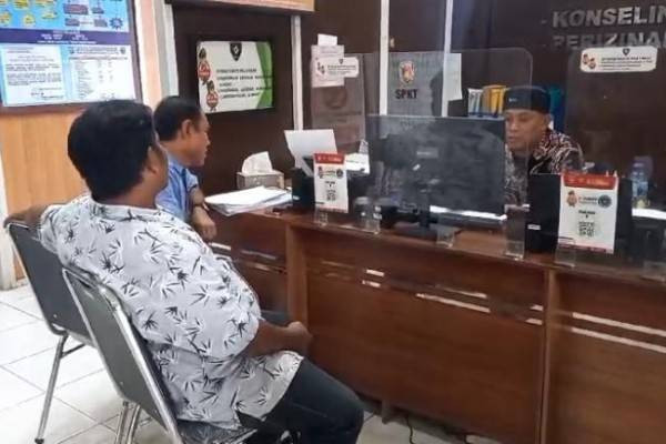 Yunus saat melaporkan kasus penipuan di aplikasi kencan online yakni Tan Tan, Foto : Istimewa