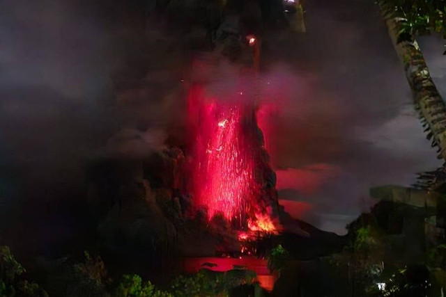 SItuasi terkini erupsi Gunung Ruang di Sulawesi Utara, Rabu (17/4/2024). Foto: Instagram/@infomitigasi
