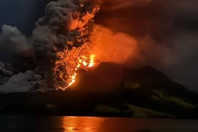 SItuasi terkini erupsi Gunung Ruang di Sulawesi Utara, Rabu (17/4/2024). Foto: Instagram/@infomitigasi