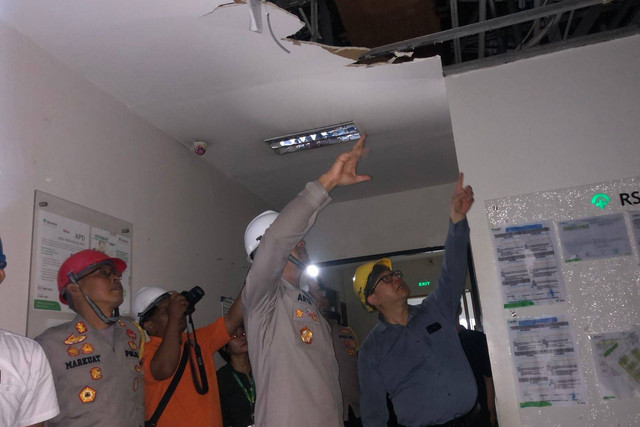 Polisi mengecek atap RS Bunda Margonda yang jebol, Rabu (17/4/2024). Foto: Dok. Polres Depok