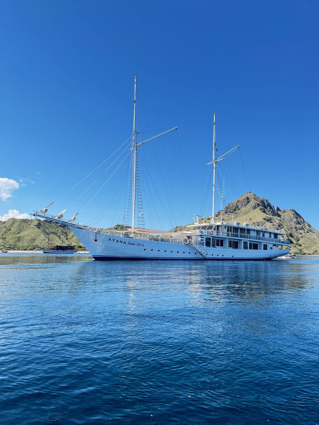 AYana Lako Di'a sedang bersandar di Pink Beach. Foto: Adhie Ichsan/kumparan