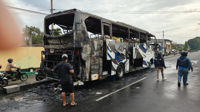 Bus PO Haryanto terbakar di sekitar Simpang Empat Demak Ijo, Ring Road Barat, Kapanewon Gamping, Kabupaten Sleman, Kamis (18/4). Foto: Dok. Istimewa