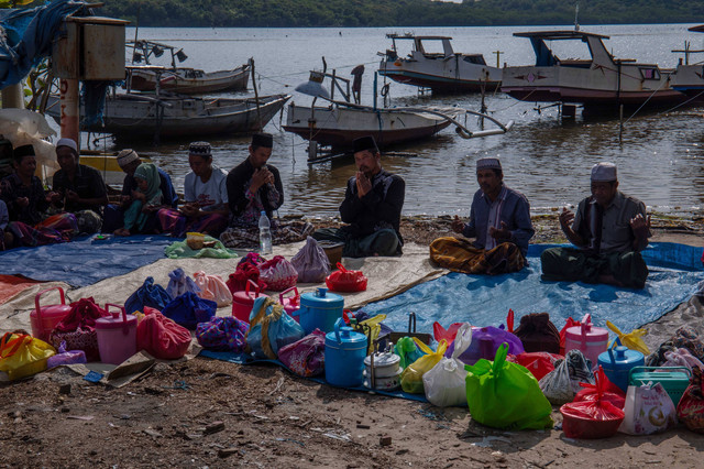 Warga berdoa bersama dalam tradisi Kupatan Syawalan di tepi pantai Dusun Legon Cikmas, Kecamatan Karimunjawa, Kabupaten Jepara, Jawa Tengah, Rabu (17/4/2024). Foto: ANTARA FOTO/Aji Styawan