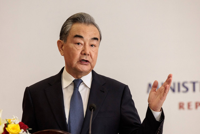 Menteri Luar Negeri Tiongkok Wang Yi berbicara dalam konferensi pers setelah pertemuan bilateral mereka dengan Menteri Luar Negeri Indonesia Retno Marsudi di kantor Kementerian Luar Negeri di Jakarta pada 18 April 2024. Foto: Yasuyoshi CHIBA / AFP