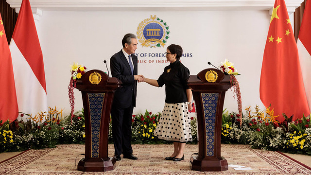 Menteri Luar Negeri Tiongkok Wang Yi (kiri) dan Menteri Luar Negeri Indonesia Retno Marsudi berjabat tangan saat mereka menyelesaikan konferensi pers usai pertemuan bilateral mereka di kantor Kementerian Luar Negeri di Jakarta pada 18 April 2024. Foto: Yasuyoshi CHIBA / AFP
