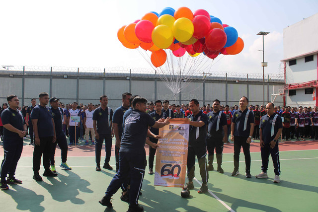 Pelepasan balon udara oleh Kepala Lapas Cikarang sebagai simbol telah dibukanya Pekan Olahraga Pemasyarakatan