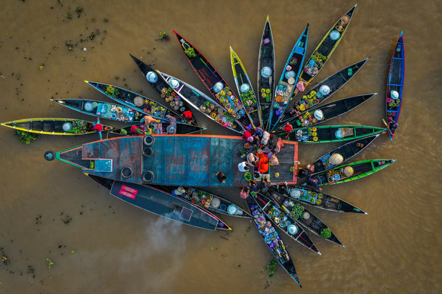 Foto udara sejumlah pedagang menjajakan dagangannya di atas perahu (jukung) di Pasar Terapung Lok Baintan, Kabupaten Banjar, Kalimantan Selatan, Kamis (18/4/2023). Foto: ANTARA FOTO/Bayu Pratama S