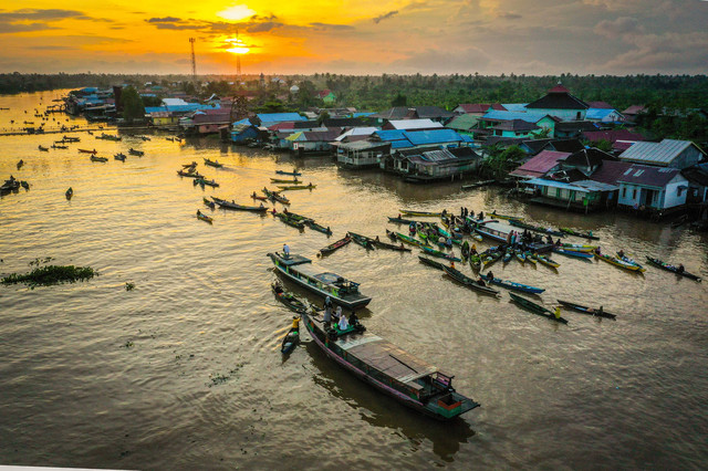 Foto udara sejumlah pedagang menjajakan dagangannya di atas perahu (jukung) di Pasar Terapung Lok Baintan, Kabupaten Banjar, Kalimantan Selatan, Kamis (18/4/2023). Foto: ANTARA FOTO/Bayu Pratama S