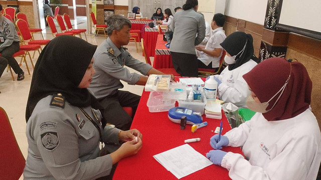 Petugas Lapas Narkotika Bandung Ikuti Donor Darah dalam rangka sambut Harbakpas, Kredit: Humas Lapnajel