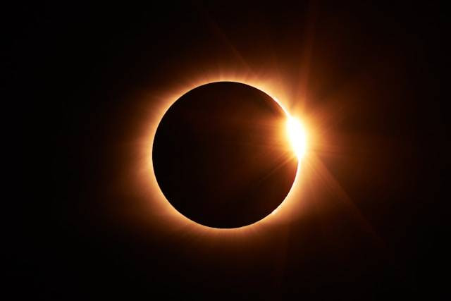 Ciri Gerhana Matahari Hibrida. Foto Hanya Ilustrasi. Sumber Foto: Unsplash.com/Jongsun Lee