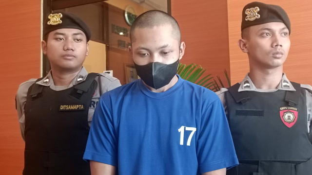 Polres Bantul menampilkan sosok Indika Ony alias IOS (22) pelaku pembunuhan Gita Selviana atau GS (26) yang mayatnya ditemukan di Pantai Lorong Cemoro Depok, Kalurahan Parangtritis, Kapanewon Kretek, Kabupaten Bantul, Senin (8/4) lalu. Foto: Arfiansyah Panji Purnandaru/kumparan