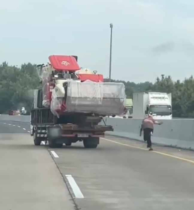 Tangkapan layar video viral saat sopir berusaha mengejar truknya yang nyelonong di Tol Semarang. Dok: Instagram @dashcam_owners_indonesia