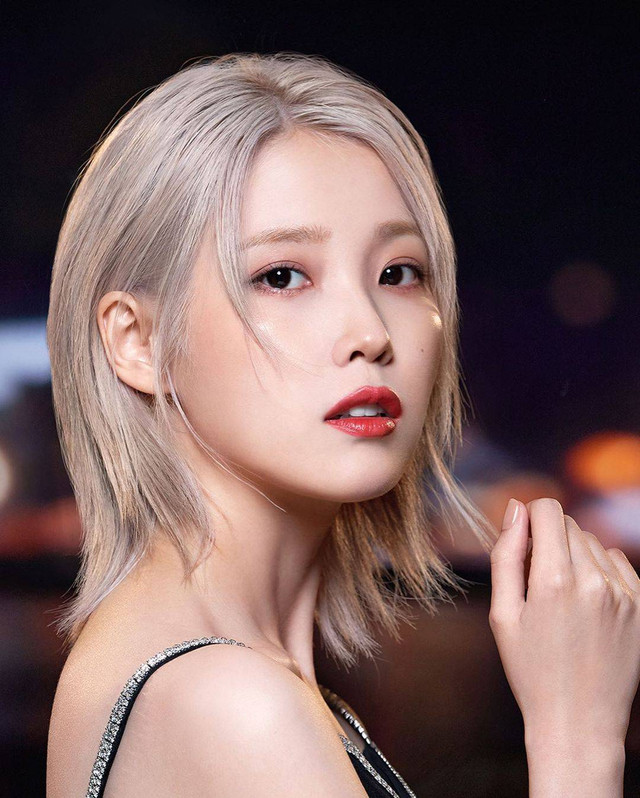 Penyanyi IU, jadi global ambassador Estee Lauder. Foto: Instagram @esteelauderid.