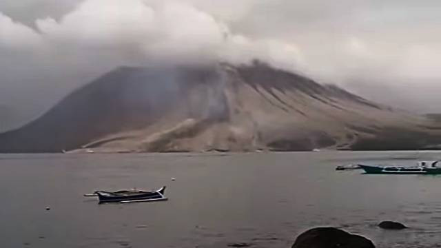 Kondisi Gunung Ruang di Pulau Ruang, Kabupaten Sitaro, Sulawesi Utara, Kamis (18/4). (foto: istimewa)