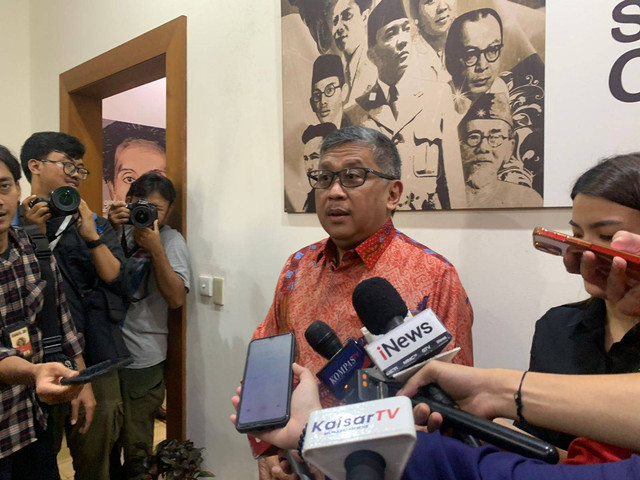 Sekjen PDIP, Hasto Kristiyanto menjawab pertanyaan wartawan di Rumah Relawan, Jalan Diponegoro nomor 72, Jakarta pada Kamis (18/4/2024). Foto: Luthfi Humam/kumparan