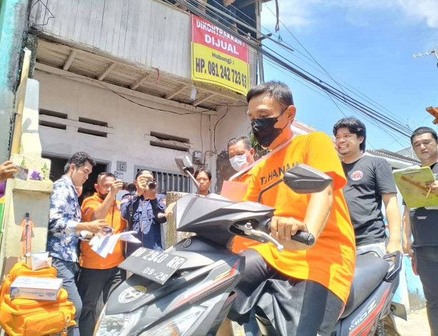 Rekonstruksi kasus istri dibunuh dan dicor suami dalam rumah di Kota Makassar, Sulawesi Selatan (Sulsel), Kamis (18/4/2024) Foto: Dok. kumparan