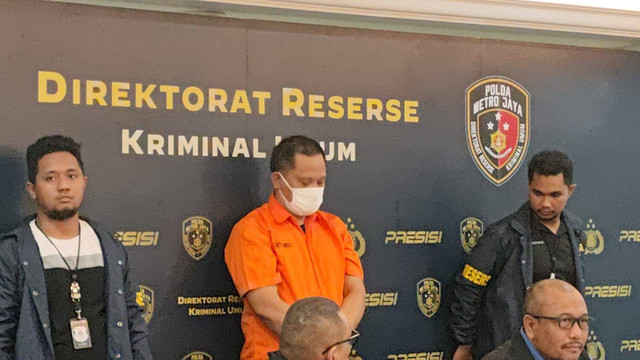 Sopir Fortuner berpelat TNI palsu, Pierre Abraham, ditampilkan dalam jumpa pers di Polda Metro Jaya, Kamis (18/4). Foto: Jonathan Devin/kumparan