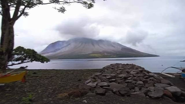Kondisi terkini Gunung Ruang di Kabupaten Sitaro, Sulawesi Utara, Kamis (18/4) pukul 14.00 Wita.