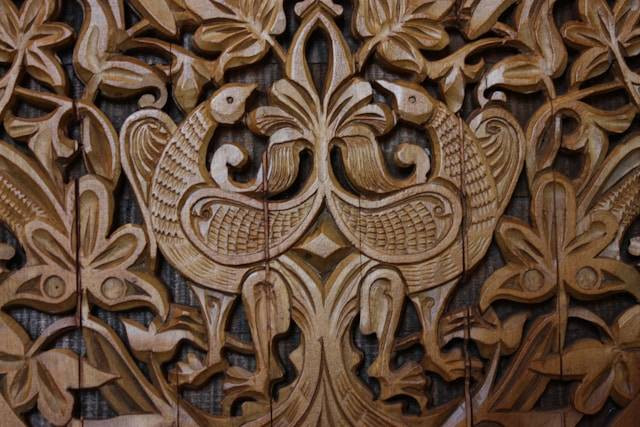 Ilustrasi seni patung kayu tradisional Indonesia. Foto: Eugenia Romanova/Unsplash
