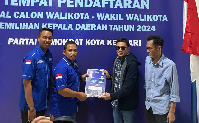Afdhal kembalikan berkas pendaftaran di Demokrat Kendari.