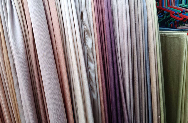 Gambar: Kain berbahan silk yang juga berkilau dan sudah tren dari dulu jug ramai dijual di pasaran. (Dokumen pribadi)