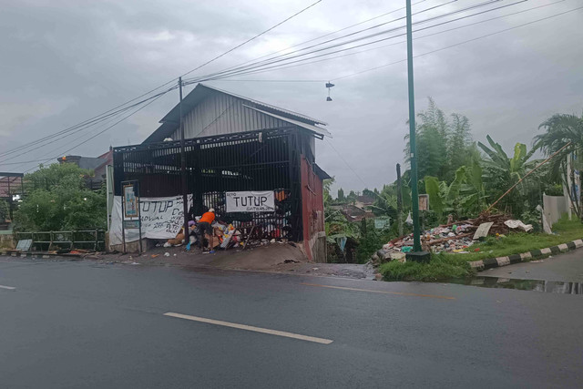 Suasana depo sampah di Jalan Argolubang, Baciro, Kota Yogyakarta tampak tertulis "depo tutup", Kamis (18/4/2024). Foto: Arfiansyah Panji Purnandaru/kumparan