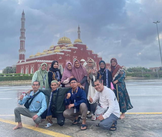 Jemaah Umroh asal Pontianak yang sempat terjebak banjir di Dubai. Foto: Dok. Istimewa