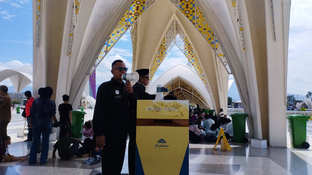 Potret petugas keamanan yang tengah berjaga di area masuk Masjid Raya Al-Jabbar pada Sabtu (13/4) | Sumber: Dokumentasi Pribadi