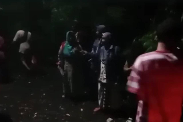 Sejumlah warga di Kecamatan Candipuro dan Kecamatan Pronojiwo, Kabupaten Lumajang mulai mengungsi adanya banjir lahar dingin Gunung Semeru, Kamis (18/4/2024) Foto: Dok. Istimewa