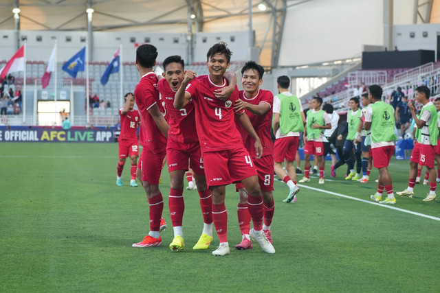Para pemain Timnas U-23 merayakan gol Komang Teguh saat melawan Australia U-23 dalam pertandingan Grup A Piala Asia U-23 di Stadion Abdullah bin Khalifa, Doha, Qatar, Kamis (18/4/2024) Foto: Dok PSSI