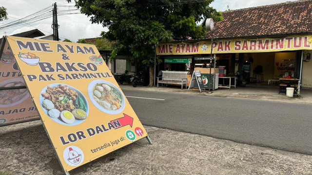 Warung Mie Ayam Pak Sarmintul di depan Stadion Sultan Agung (SSA) Bantul. Foto: Arif UT/Pandangan Jogja