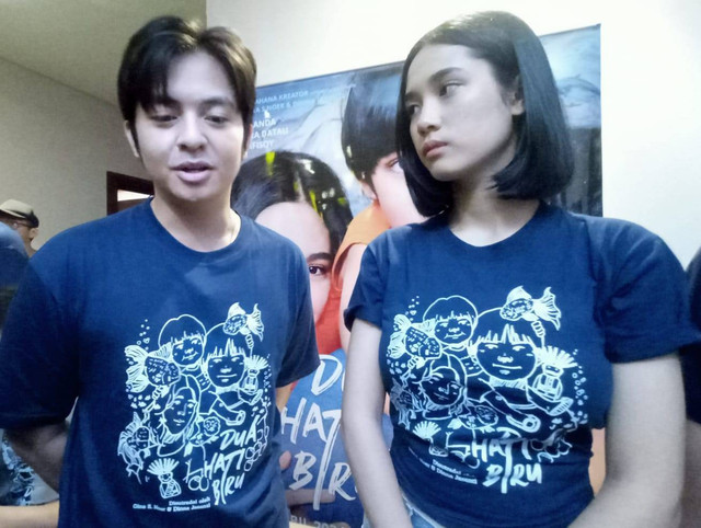 Angga Yunanda dan Aisha Nurra Datau, pemeran Bima dan Dara dalam film 'Dua Hati Biru'. Foto: Masruroh/Basra