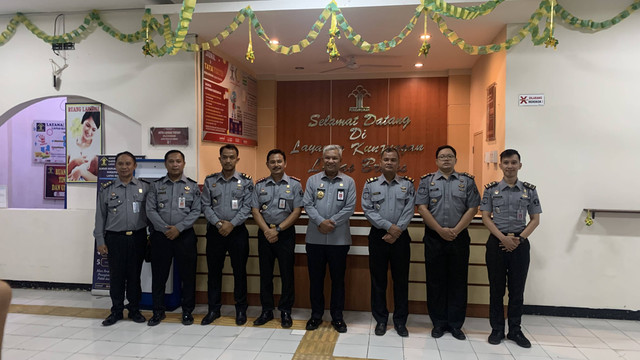 Kepala Kanwil Kumham jateng bersama kalapas Brebes dan Jajaran (Dok: Humas Lapas Brebes) 