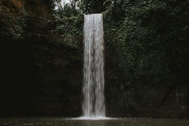 Curug Ciputrawangi Sumedang. Foto hanya ilustrasi bukan tempat sebenarnya. Sumber foto: Unsplash.com/Florian GIORGIO